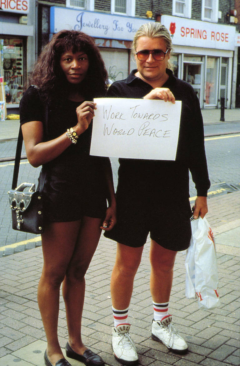 maureen-paley-gillian-wearing-artwork-signs-that-say-what-you-want-them-to-say-1992-3-3